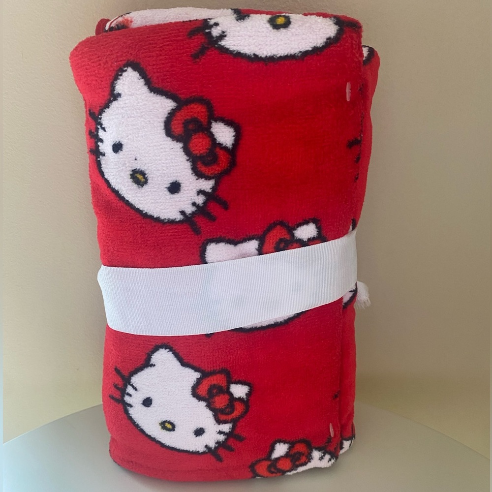 HELLO KITTY set of 2 Hand Towels - Picture 2 of 5